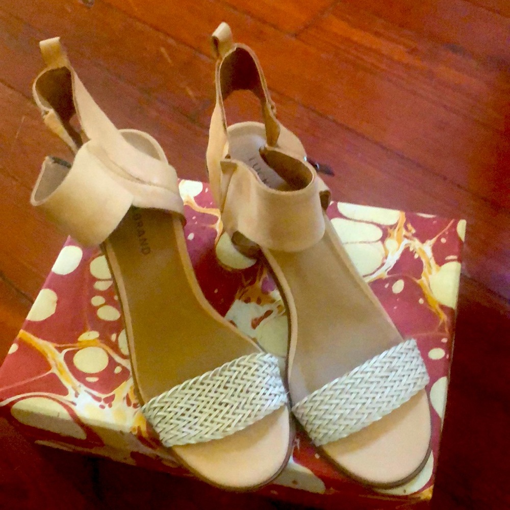 Fun summer sandals with unique round wooden heel!